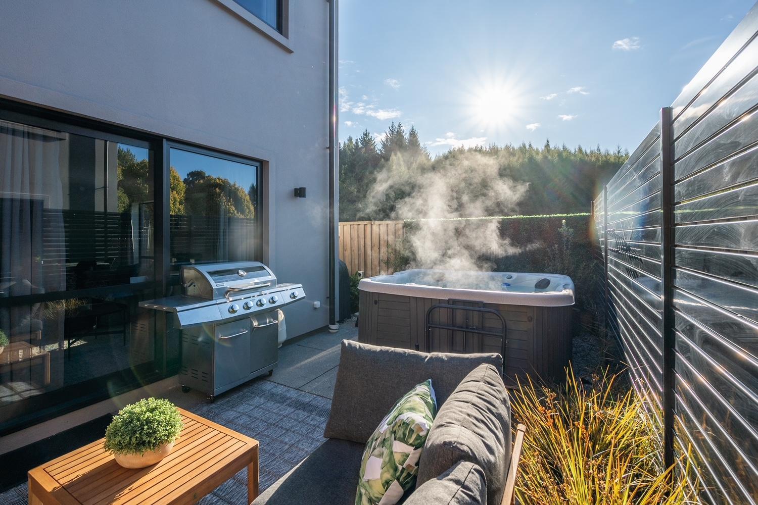 Lusso - Unwind In Luxury And Relax In The Hot Tub